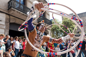 Els artistes de ‘Totem’ del Cirque du Soleil prenen els carrers de Barcelona
