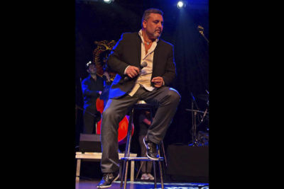 TEATRE-BARCELONA-Toni-Carlo-canta-a-Serrat-2