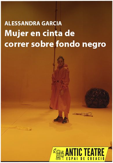 Mujer en cinta de correr sobre fondo negro