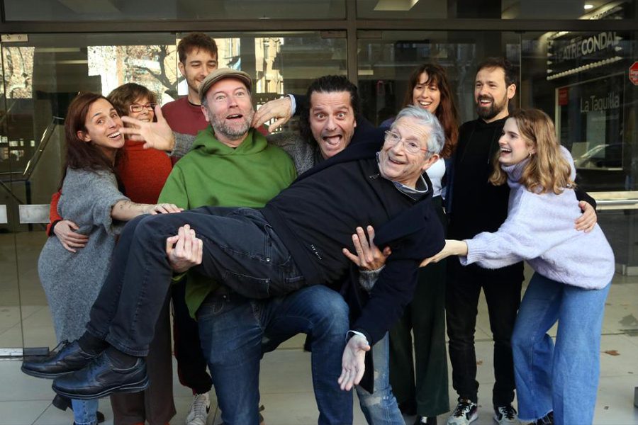 Joel Joan rejuvenece a Joan Pera en 'Junior' Revista Teatro Barcelona