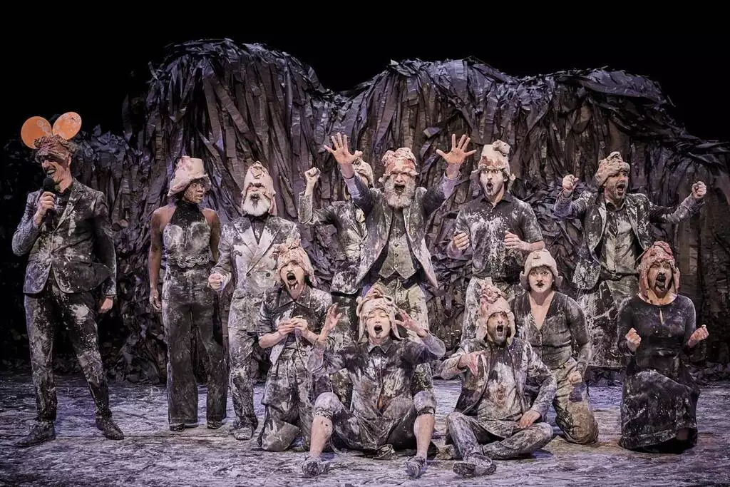 ‘Qui som?’, un tríptic per mantenir l’esperança en un món en ruïnes