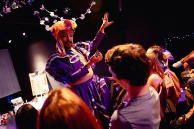 TEATRE-BARCELONA-GALERIA-QUERIA SER MARICON PERO NACI SUDACA (3)