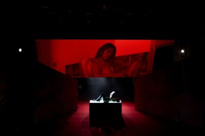 TEATRE-BARCELONA-Tallar-se un peu amb una motoserra (2)