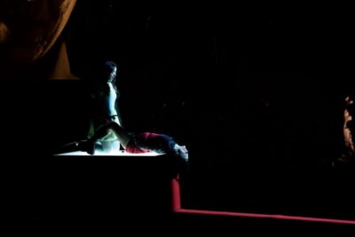 TEATRE-BARCELONA-Tallar-se un peu amb una motoserra (4)