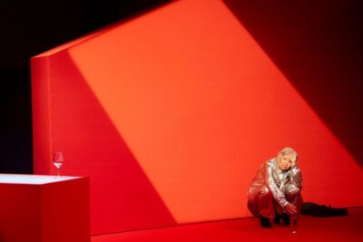 TEATRE-BARCELONA-Tallar-se un peu amb una motoserra (5)