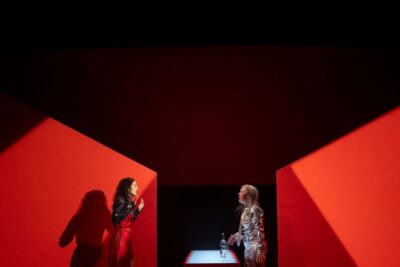 TEATRE-BARCELONA-Tallar-se un peu amb una motoserra (6)