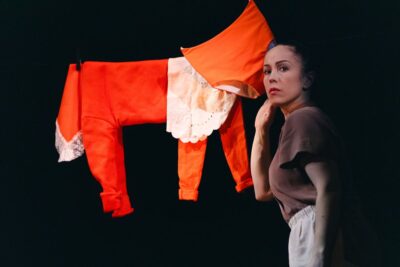 TEATRE-BARCELONA-PYYKKI - Perduts al país de la bugada (2)