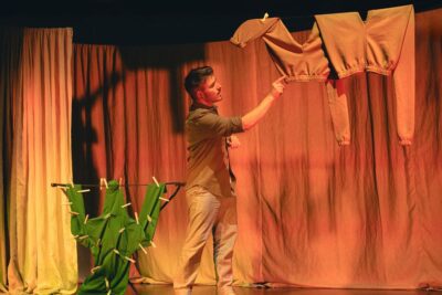 TEATRE-BARCELONA-PYYKKI - Perduts al país de la bugada (4)